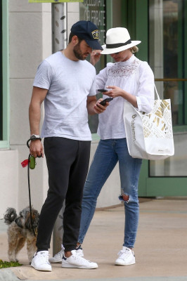 Emily VanCamp Casual Style – Honeymoon in Miami