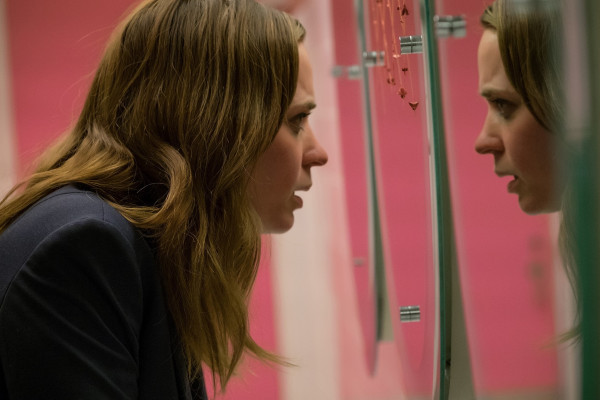 Emily Blunt - The Girl on the Train - Stills
