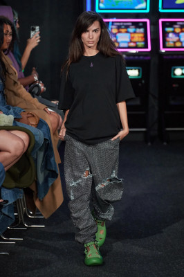 Emily Ratajkowski - JW Anderson Spring/Summer 2023 Fashion Show in London