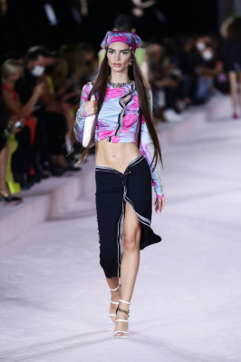 Emily Ratajkowski - Versace Runway Show in Milan 09/24/2021