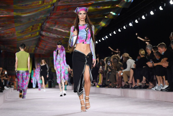Emily Ratajkowski - Versace Runway Show in Milan 09/24/2021