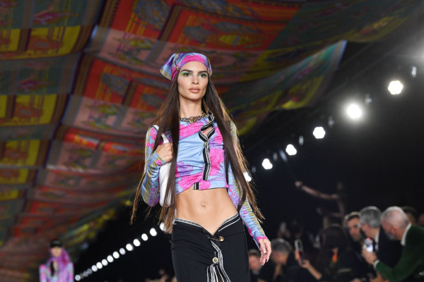 Emily Ratajkowski - Versace Runway Show in Milan 09/24/2021