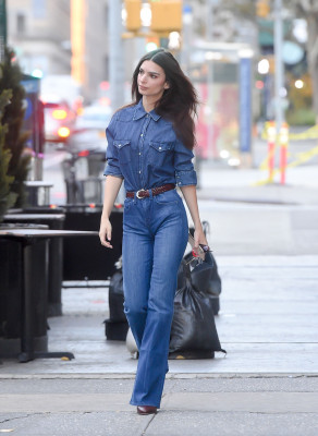 Emily Ratajkowski - Out in Soho in New York 11/08/2021
