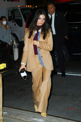 Emily Ratajkowski - Leaving The Late Night With Seth Meyers in New York 08/11/21