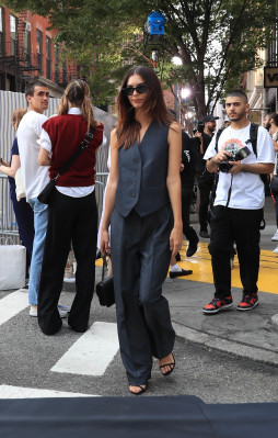 Emily Ratajkowski - Tory Burch Fashion Show in NYC 09/12/2021