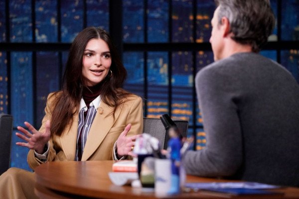 Emily Ratajkowski - Late Night with Seth Meyers 11/08/2021