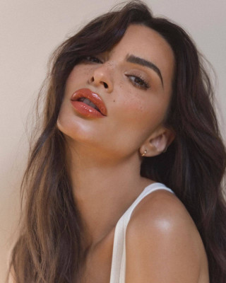 Emily Ratajkowski – Hourglass Cosmetics 2024