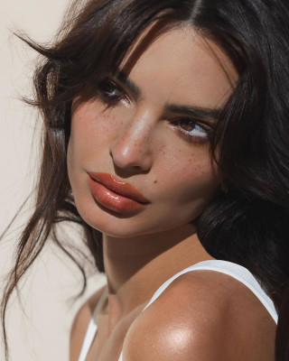 Emily Ratajkowski – Hourglass Cosmetics 2024