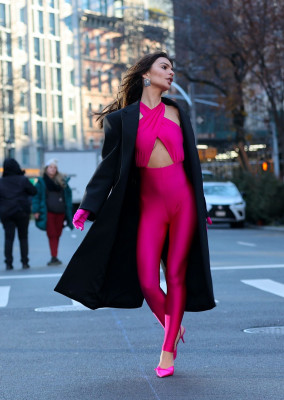 Emily Ratajkowski – Filming a “Maybelline” Commercial in Manhattan