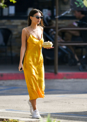 Emily Ratajkowski – Leaving a Supermarket in Los Angeles 04/22/2019