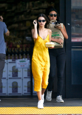 Emily Ratajkowski – Leaving a Supermarket in Los Angeles 04/22/2019