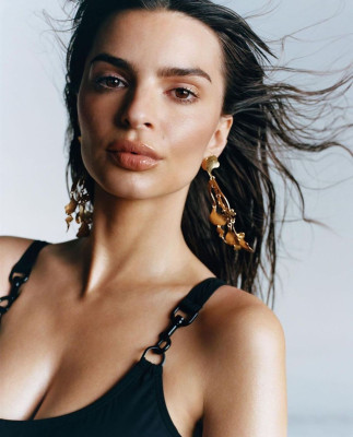 Emily Ratajkowski – Tory Burch Summer Collection 2023