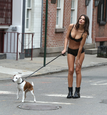  Emily Ratajkowski – Filming a DKNY Underwear Commercial in Manhattan