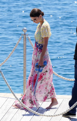 Emily Ratajkowski – Arriving at Eden Rock in Cannes, France 05/17/2017