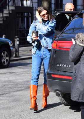 Emily Ratajkowski in Casual Outfit – With Her Husband in NYC 03/15/2018