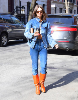Emily Ratajkowski in Casual Outfit – With Her Husband in NYC 03/15/2018