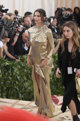 Emily Ratajkowski – MET Gala 2018