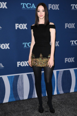 Emma Dumont pic #1126978