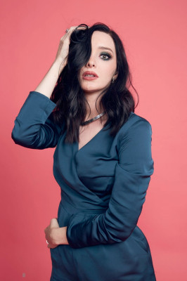 Emma Dumont pic #1126996