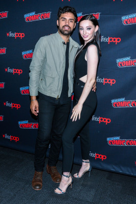Emma Dumont pic #1126976