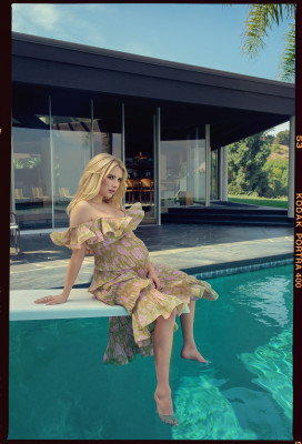 Emma Roberts by Sasha Samsonova for Cosmopolitan || Dec 2020