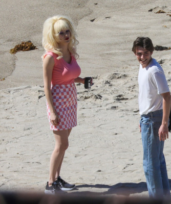 Emmy Rossum - films scenes Angelyne on the beach in Malibu, CA | 26.02.2020