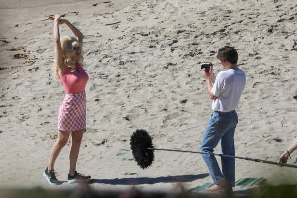 Emmy Rossum - films scenes Angelyne on the beach in Malibu, CA | 26.02.2020