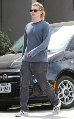 Evan Peters pic #738471