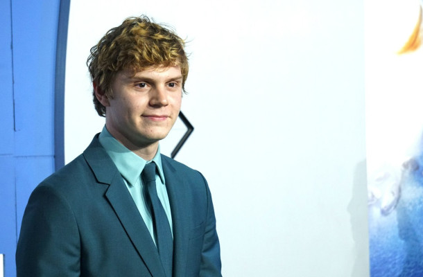 Evan Peters pic #730232