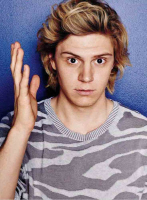 Evan Peters pic #730095