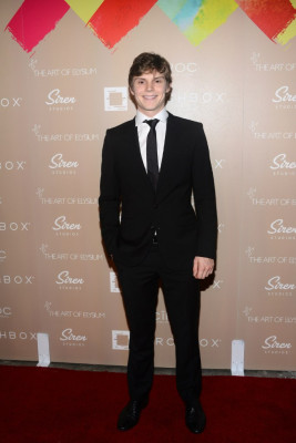 Evan Peters pic #733913