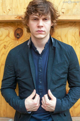 Evan Peters pic #742944