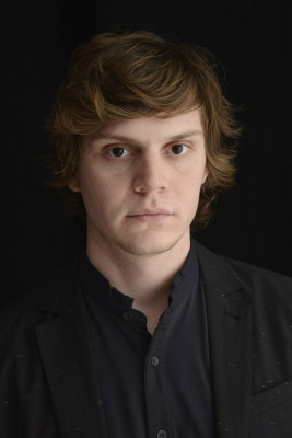 Evan Peters pic #742011