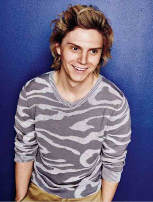 Evan Peters pic #730094