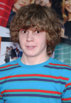 Evan Peters pic #733911