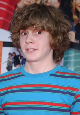 Evan Peters pic #733904