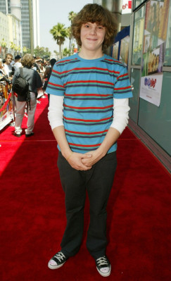 Evan Peters pic #733905