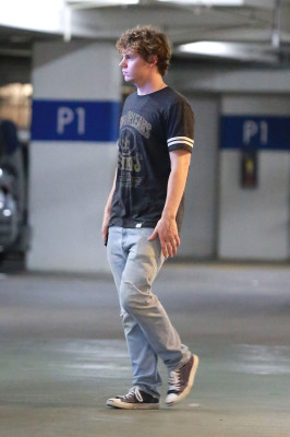 Evan Peters pic #735125