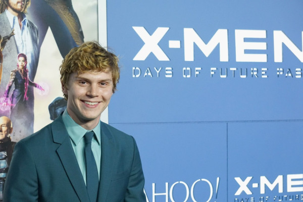 Evan Peters pic #730230