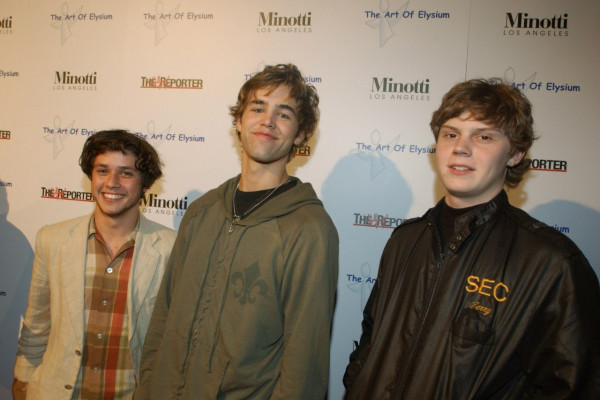 Evan Peters pic #733909