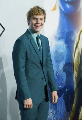 Evan Peters pic #730231