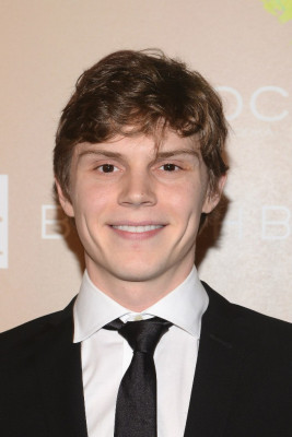 Evan Peters pic #733910