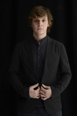 Evan Peters pic #742012