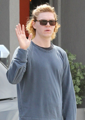Evan Peters pic #738446