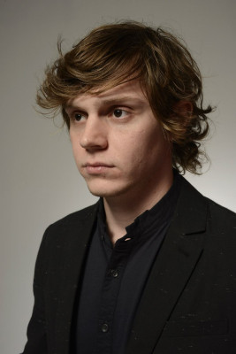 Evan Peters pic #742925