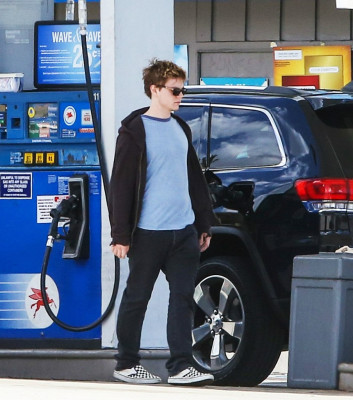 Evan Peters pic #738876