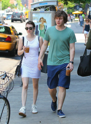 Evan Peters pic #735133