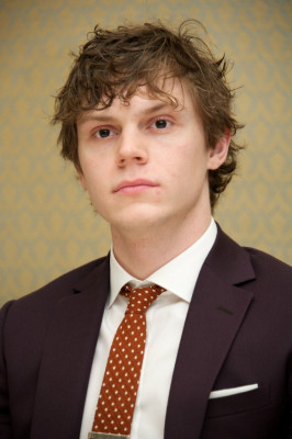 Evan Peters pic #737010