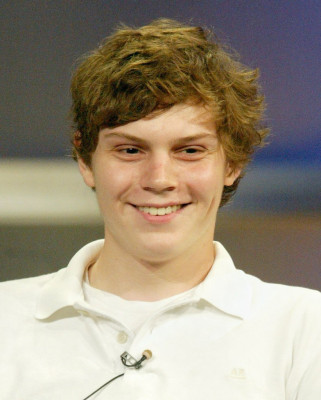 Evan Peters pic #733902