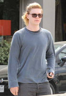 Evan Peters pic #738461